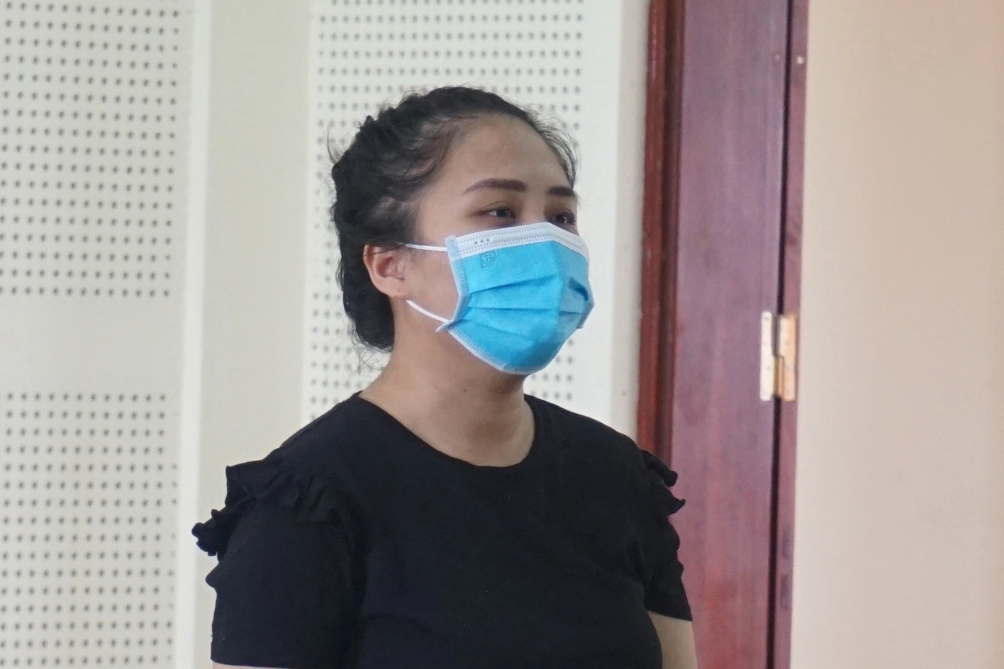 Nữ nhân viên xinh đẹp thực hiện 30 vụ trộm hàng của công ty - 1