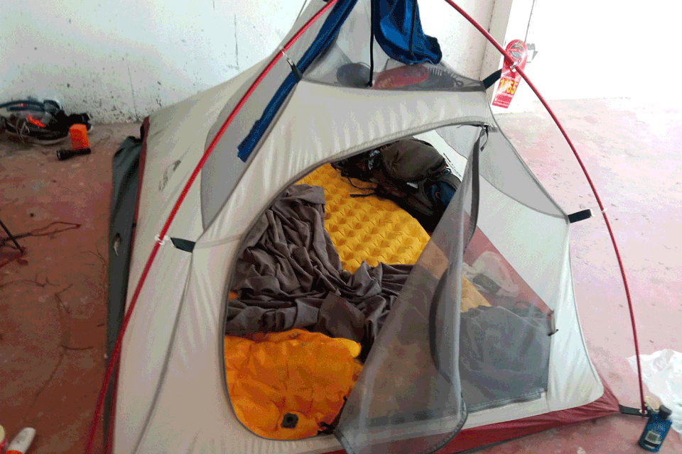 Du khách mắc kẹt cạn tiền bị đuổi khỏi khách sạn - 2