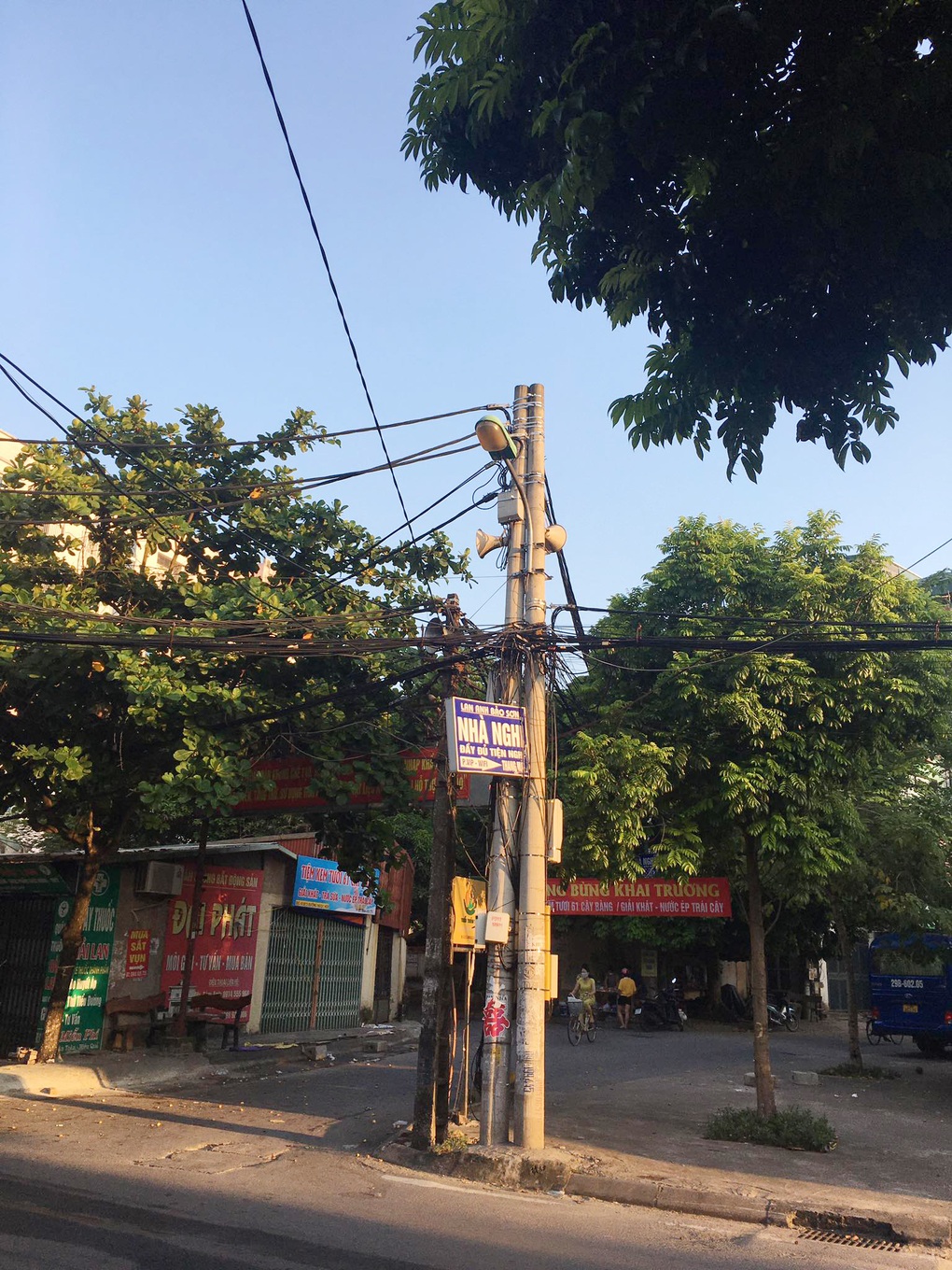 Bi hài loa phường: Mở nhạc vui giữa đám ma, bị phá dây cho tắt tiếng - 2 Bi hài loa phường: Mở nhạc vui giữa đám ma, bị phá dây cho tắt tiếng - 2