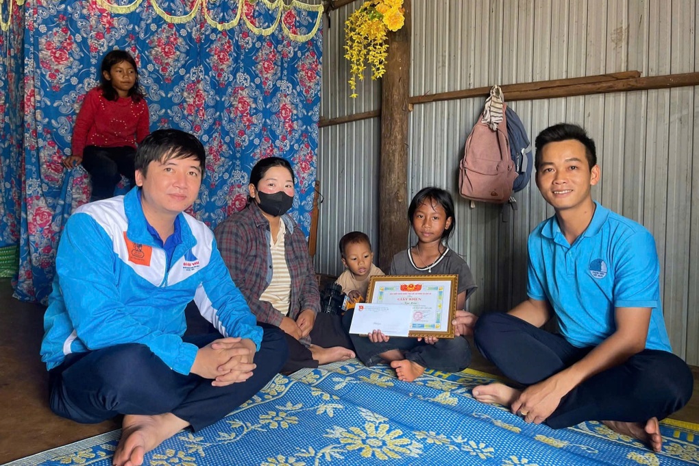 Cô bé học sinh lớp 5 dũng cảm cứu người bị đuối nước - 1 Cô bé học sinh lớp 5 dũng cảm cứu người bị đuối nước - 1