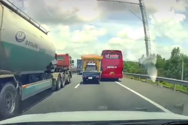 Xe khách chạy vào làn khẩn cấp trên cao tốc, còn đè đầu xe khác để vượt ẩu