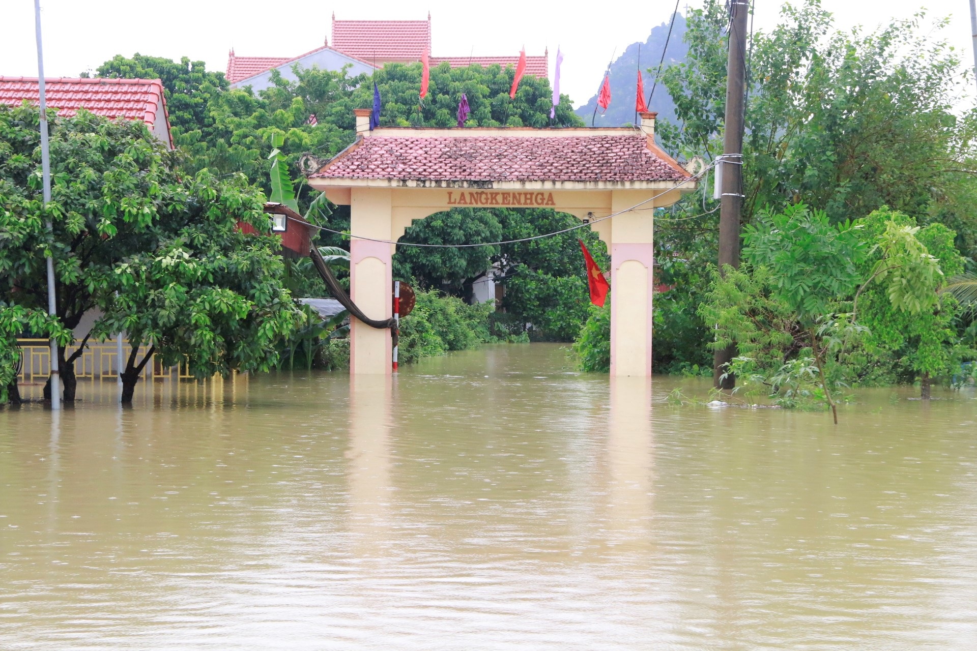 Cận cảnh nước lũ cô lập hàng trăm hộ dân ở Ninh Bình - 4 Cận cảnh nước lũ cô lập hàng trăm hộ dân ở Ninh Bình - 4