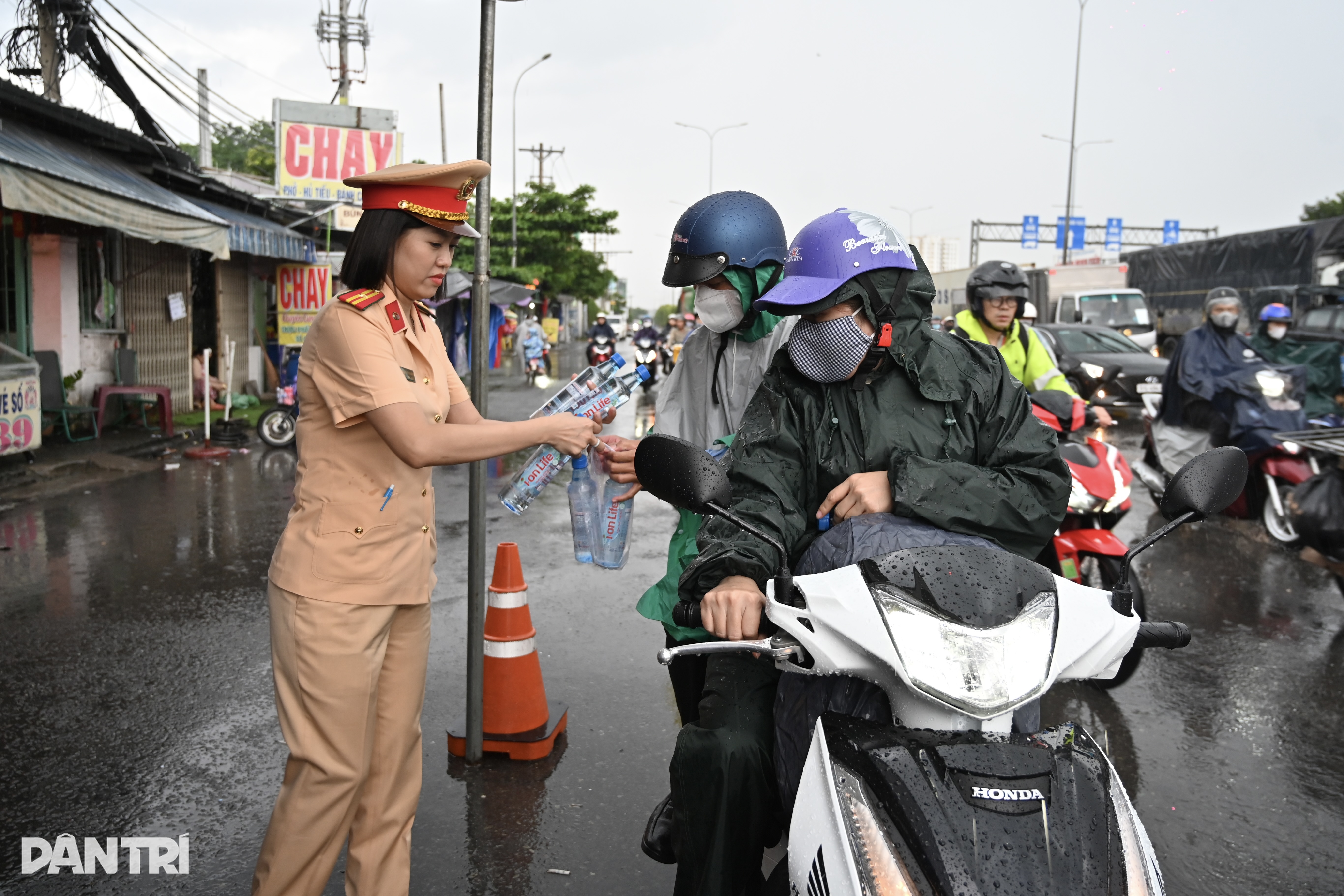 Người dân lỉnh kỉnh đồ đạc, đội mưa rời TPHCM đi nghỉ lễ Quốc khánh - 4