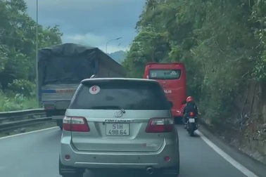 Xe tải lấn làn, vượt ẩu trên đường đèo hết sức nguy hiểm