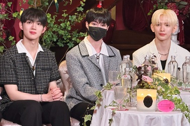 Nhóm Tempest đến TPHCM: Đi chợ, ăn món vỉa hè, học hát tiếng Việt