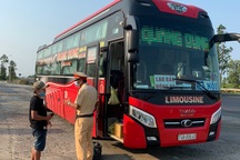 Hai xe khách “tẩu thoát” khỏi chốt kiểm dịch Covid-19