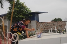 Cảm động người đàn bà nghèo 10 năm nhặt hàng vạn xác thai nhi