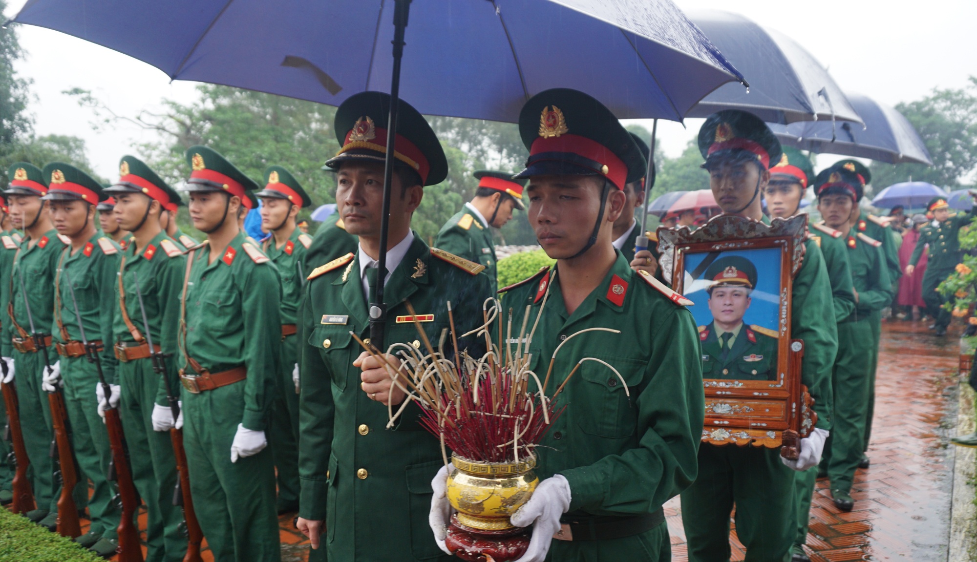 Tang thương Rào Trăng: Các liệt sỹ về đất mẹ trong cơn mưa tầm tã - 10 Tang thương Rào Trăng: Các liệt sỹ về đất mẹ trong cơn mưa tầm tã - 10