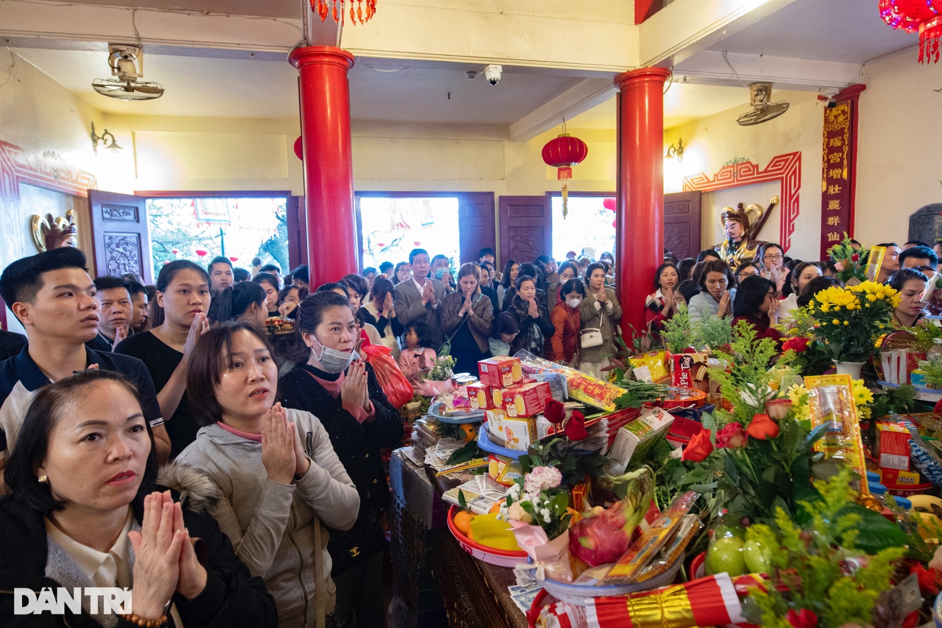 Phủ Tây Hồ đông kín người dâng lễ, du khách chen chân tìm lối đi - 10 Phủ Tây Hồ đông kín người dâng lễ, du khách chen chân tìm lối đi - 10