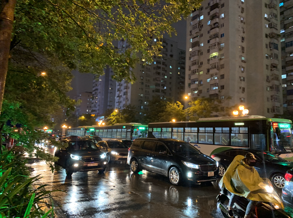 Hà Nội: 5 xe bus BRT nối đuôi nhau như đoàn tàu trong giờ cao điểm - 1 Hà Nội: 5 xe bus BRT nối đuôi nhau như đoàn tàu trong giờ cao điểm - 1