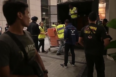 Tìm thấy 72 bao tiền và "kho" hàng hiệu trong nhà cựu Thủ tướng Malaysia