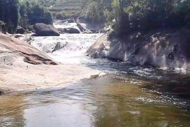 Nghi án mẹ ép 3 con gái cùng nhảy suối tự tử