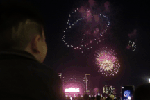 TPHCM lần đầu tiên bắn pháo hoa trên sà lan ngày 30/4