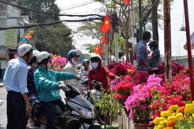 Nhộn nhịp chợ hoa “trên bến dưới thuyền” ở Sài Gòn
