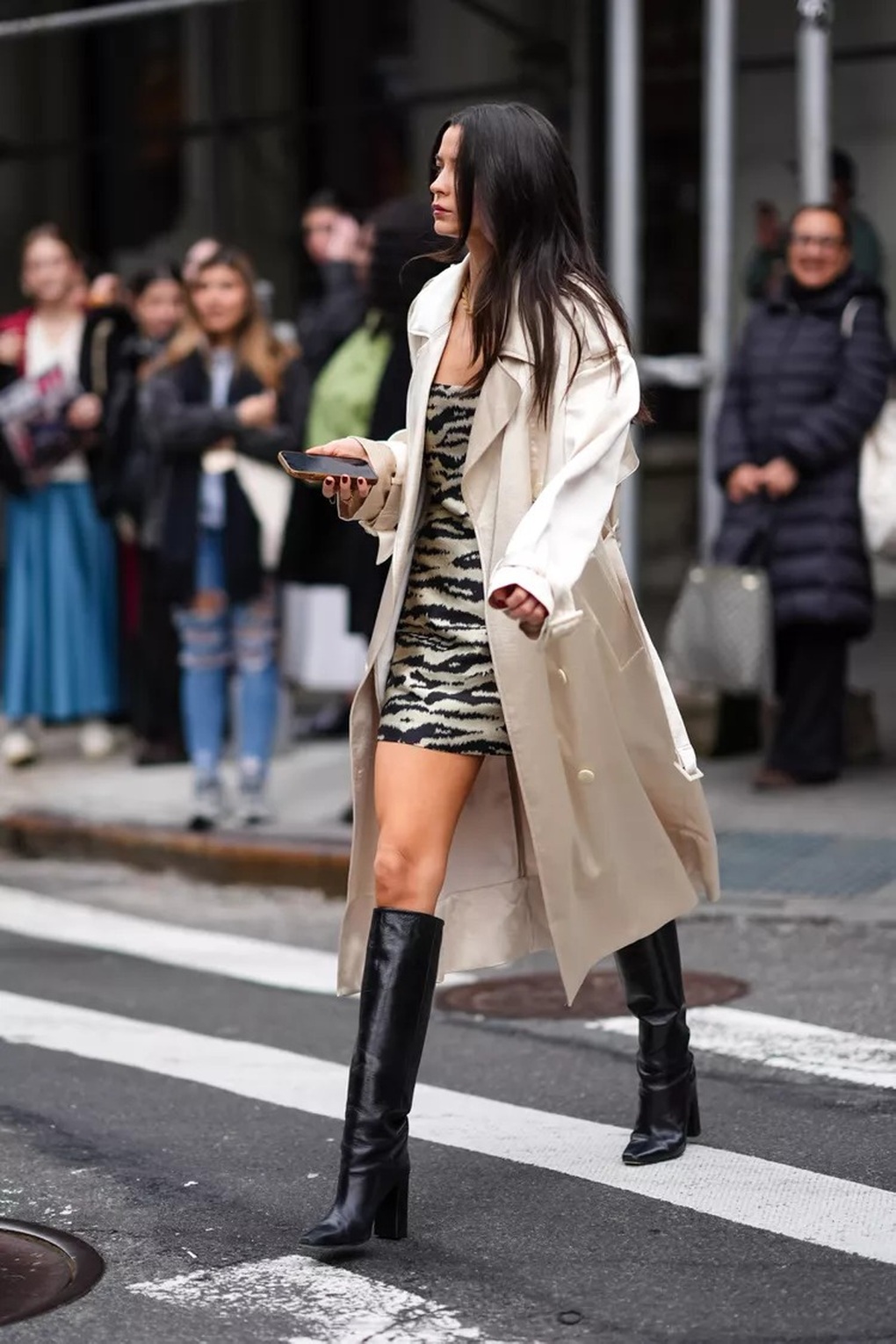 Mùa thu năm nay nên diện váy với giày boots thế nào để trông sành điệu? - 3 Mùa thu năm nay nên diện váy với giày boots thế nào để trông sành điệu? - 3