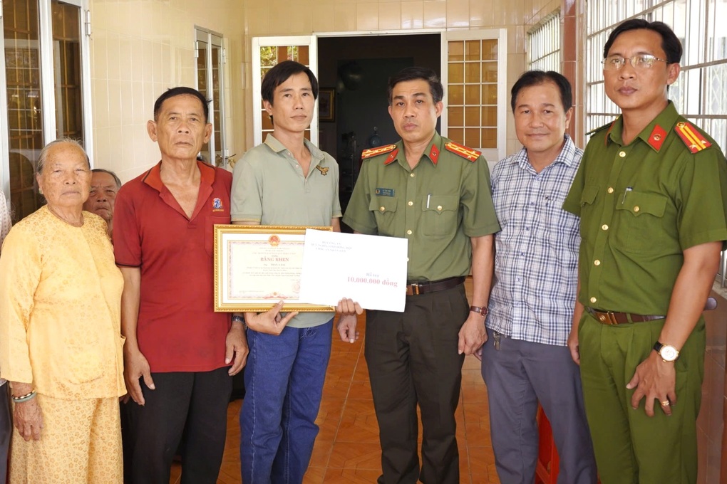 Trao bằng khen cho cán bộ bảo vệ an ninh trật tự bị thương lúc làm nhiệm vụ - 1 Trao bằng khen cho cán bộ bảo vệ an ninh trật tự bị thương lúc làm nhiệm vụ - 1