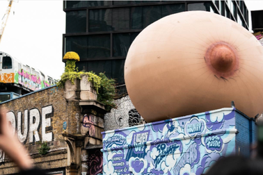 Quả bóng khổng lồ hình... bầu ngực phụ nữ trên nóc nhà