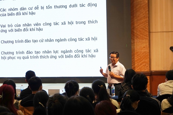 GS TS Nguyễn Tuấn Anh, Đại học Khoa học Xã hội và Nhân văn, Đại học Quốc gia Hà Nội trình bày tham luận tại hội thảo.