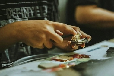 "Làng nhà giàu" nhộn nhịp ngày mở cửa trở lại