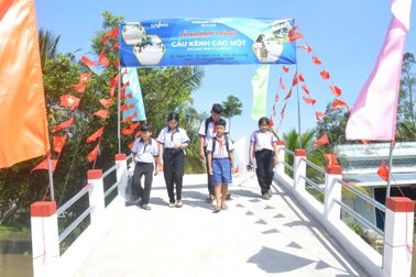 Syngenta trao “nhịp cầu yêu thương”, hỗ trợ nông dân vùng sâu sản xuất, đi lại an toàn