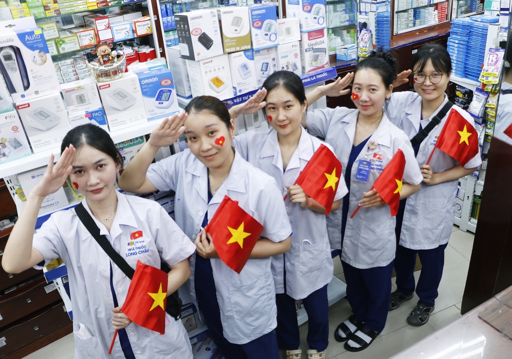 Long Châu phủ cờ Tổ quốc ở hơn 2.025 nhà thuốc trên toàn quốc nhân dịp 30/4-1/5 - 2 Long Châu phủ cờ Tổ quốc ở hơn 2.025 nhà thuốc trên toàn quốc nhân dịp 30/4-1/5 - 2