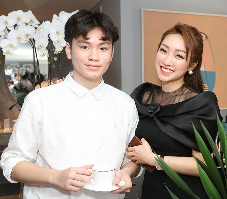 Con trai Chi Bảo thân thiết cùng “vợ mới” của ba - 2 Con trai Chi Bảo thân thiết cùng “vợ mới” của ba - 2