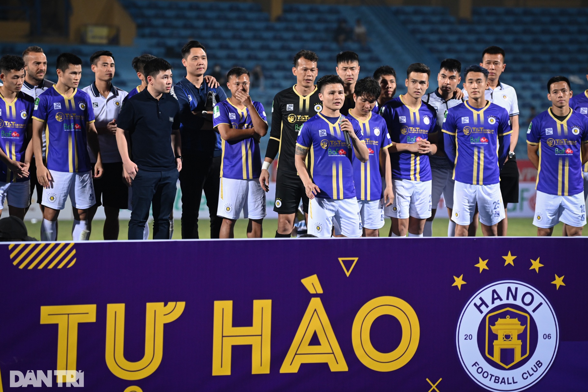 Quang Hải rơi nước mắt ôm bầu Hiển, nghẹn ngào chia tay CLB Hà Nội - 13 Quang Hải rơi nước mắt ôm bầu Hiển, nghẹn ngào chia tay CLB Hà Nội - 13