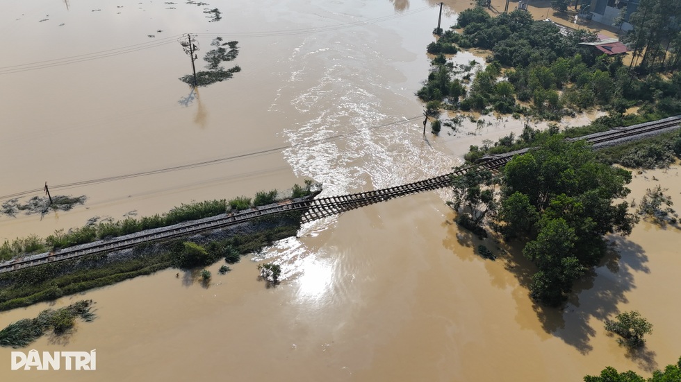 Nước lũ bủa vây nhiều thôn làng ngoại thành Hà Nội - 5