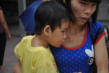 Vụ nhét băng vệ sinh vào miệng bé 2 tuổi: Thủ phạm là người khá thân thiết