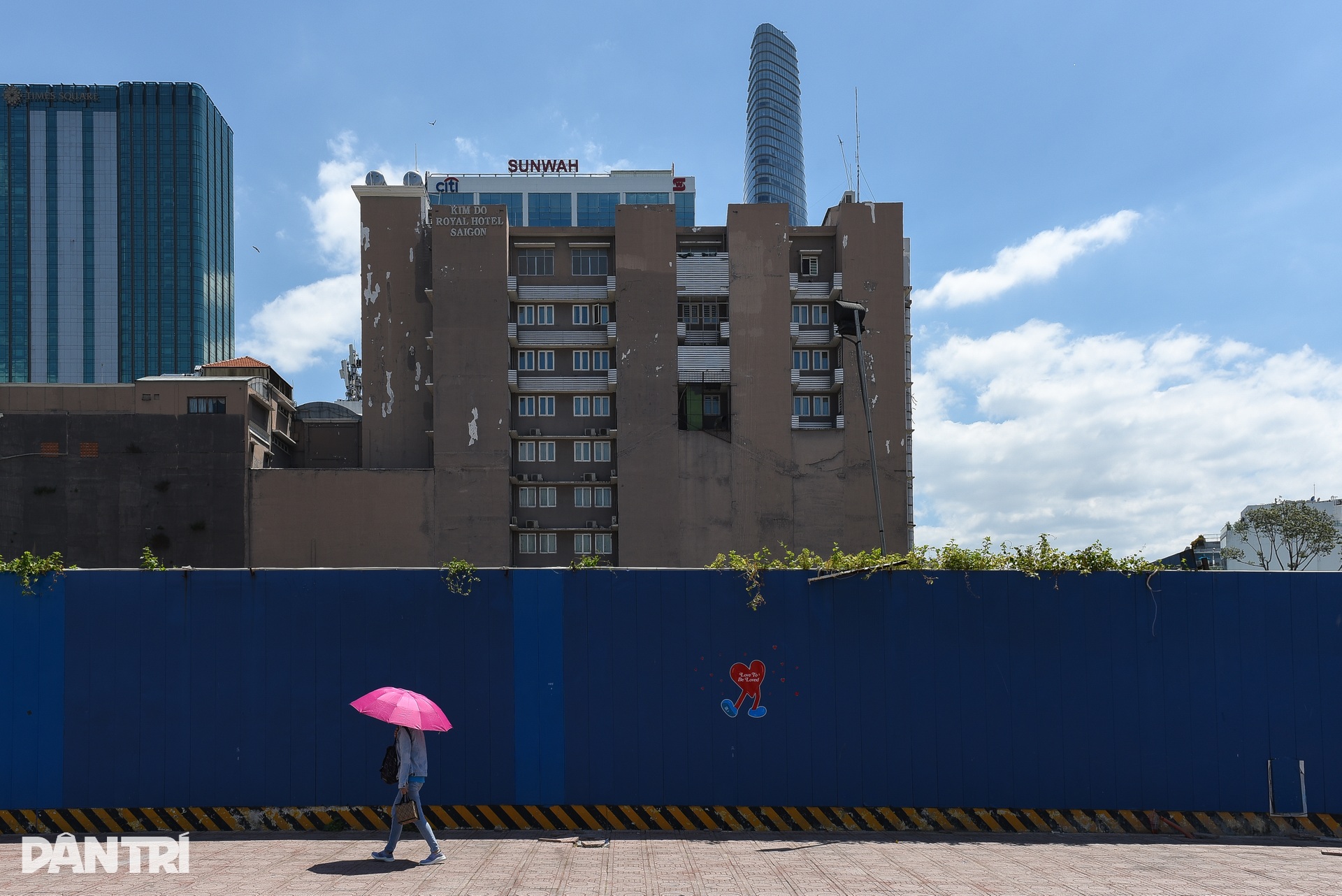 Người dân TPHCM chật vật dưới nắng nóng gần 40 độ C ngày đầu hè - 15 Người dân TPHCM chật vật dưới nắng nóng gần 40 độ C ngày đầu hè - 15