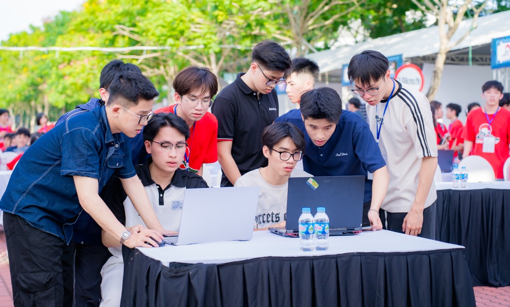 Gần 200 sinh viên tranh tài lập trình tại cuộc thi CodeFest 2025 - 4 Gần 200 sinh viên tranh tài lập trình tại cuộc thi CodeFest 2025 - 4