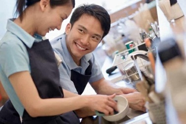 Tranh luận: Đàn ông Việt Nam "rửa bát, quét nhà" giúp vợ, có cần không?