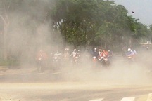 Bùn đất gây bụi mù mịt trên đại lộ hiện đại nhất Sài Gòn