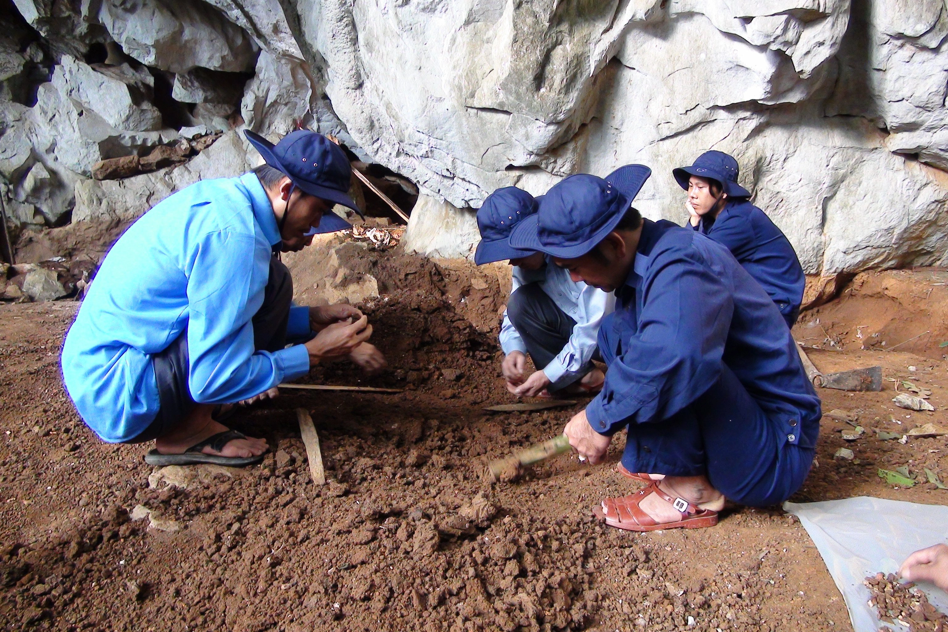 Upptäckte kvarlevor av två martyrer och många reliker i en grotta i Laos - 1 Phát hiện 2 hài cốt liệt sỹ kèm nhiều di vật trong hang đá ở Lào - 1