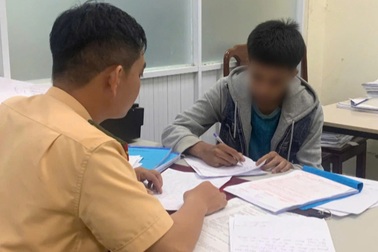 Nam sinh lớp 10 lái xe máy lạng lách, đánh võng trên đường phố ở Huế