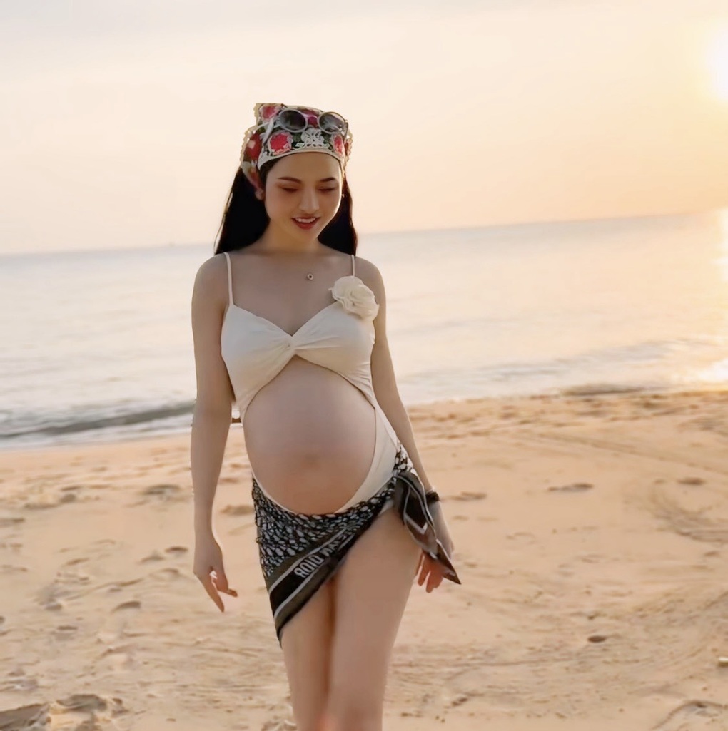 Dù đang mang bầu, vợ Quang Hải vẫn tự tin khoe dáng gợi cảm - 5