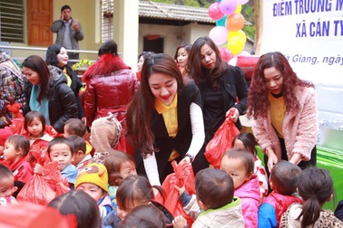 Hoa hậu Thu Ngân tặng quà học trò nghèo Hà Giang