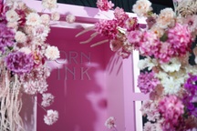 Phòng chờ sang chảnh phủ đầy hoa và sắc hồng của Blackpink tại sân Mỹ Đình