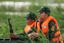 Ngày đêm ngăn hàng lậu "vượt biên" trong mùa nước nổi ở miền Tây