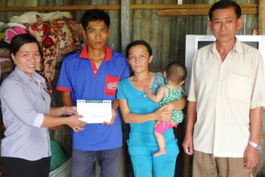 Trao hơn 45 triệu đồng đến anh Kiều Văn Ngùng