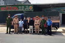 Hà Nội: Lợi dụng xe "luồng xanh" chở người "thông chốt" kiểm dịch