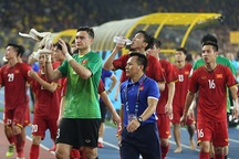 Tuyển thủ Việt Nam tri ân cổ động viên trên sân Bukit Jalil