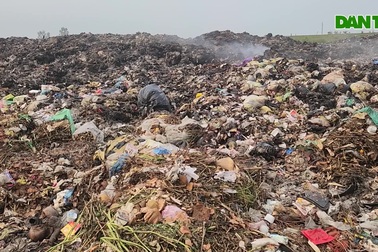 Dân 2 tỉnh "ngộp thở" vì bãi rác ở xã nông thôn mới chất cao như núi