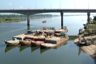 Bắt giữ 8 tàu “cát tặc” trên sông Thu Bồn