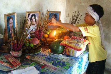 Nước mắt phận bé mồ côi trong vụ chìm tàu Dìn Ký