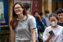 Sĩ tử Hà Nội hân hoan trong ngày làm thủ tục thi tốt nghiệp THPT