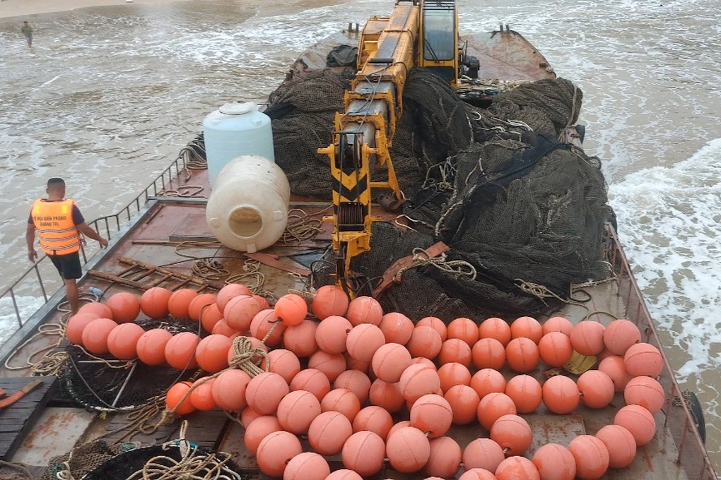 Có gì bên trong tàu sắt không người dạt vào bờ biển Quảng Trị? - 4 Có gì bên trong tàu sắt không người dạt vào bờ biển Quảng Trị? - 4
