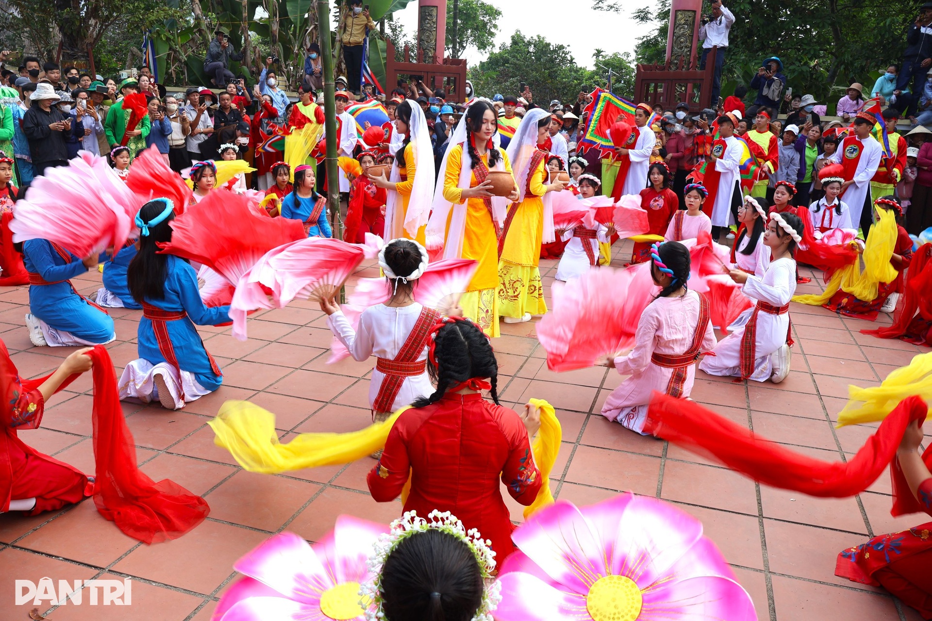 Hàng trăm thiếu nữ xinh đẹp diễu hành rước nước dâng Bà Thu Bồn - 6 Hàng trăm thiếu nữ xinh đẹp diễu hành rước nước dâng Bà Thu Bồn - 6