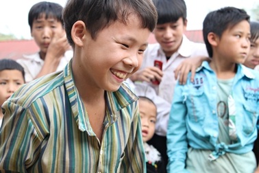 Hồn nhiên trò chơi của trẻ em Phình Hồ