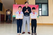 Tuyên dương 2 học sinh nhặt được 1 cây vàng, trả lại người đánh rơi